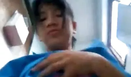 Fille en 96 satisfait une foule d'hommes xxx fontaine et boit le sperme du vagin.