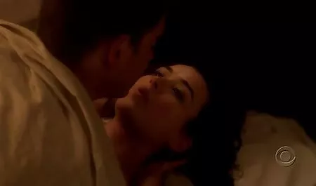 L'homme musclé a baisé deux belles femmes à la salle xxx de famme de gym.