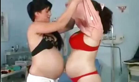 Brunette tournant son mari sur. porno avec des chiens