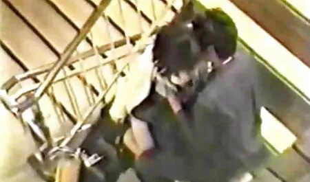 Il est préférable pour les fille vierge porn hommes de remplir le vagin avec du sperme épais.