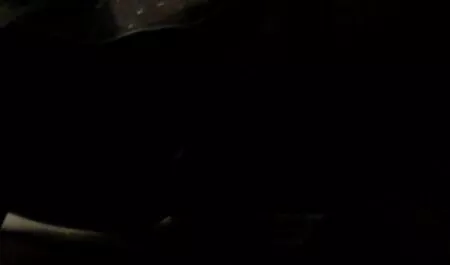 Fille porno femme de petite taille taquine son amant