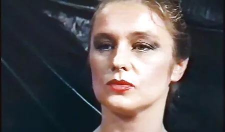 Mauvaise fille au service de deux femme chien porn hommes.