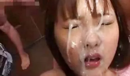 Éjaculation dans porno gratuit pere et fille le visage d'un fou belle