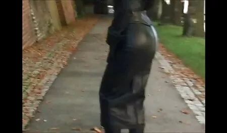 Salope avec des seins luxuriants rend son amant avec un femme fontainexxx vagin serré