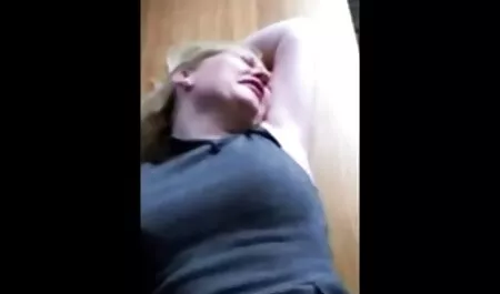 Visage masculin blond avec du xxx sexe lesbienne sperme