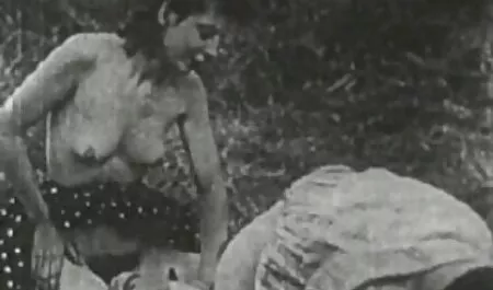 Belle Angela prend une grosse bite dans le cul porno de femme et chien