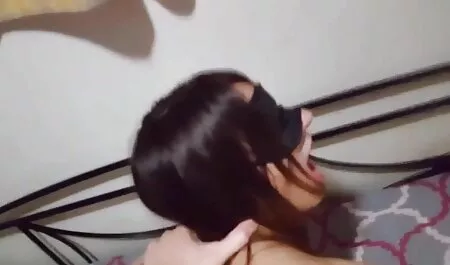 Brunette passionné abandonner à la beauté jeune et jolie xxx tous les trous