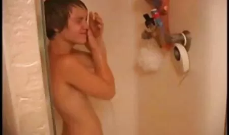 Mettre la fille chaude xxx tente la tente dans la rue.