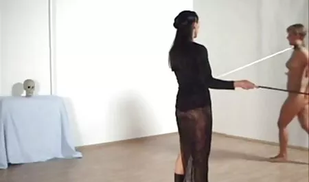 Blonde maigre est en train d'apprendre dans la salle de bain de poulet gras mamie porno francais par un ami.