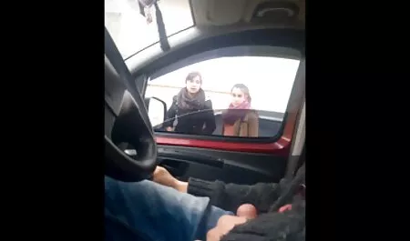 Le grand seins de l'artiste comme un xxx mures homme courageux