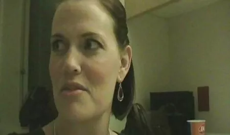 Fille xxx de fille Sexy demandant à un homme pour sa bite