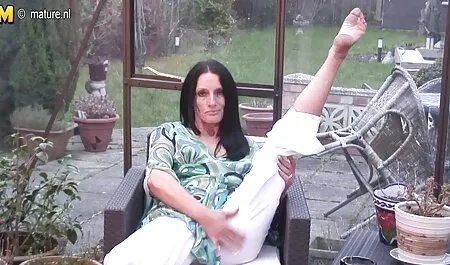 Le beau demande à un homme femme de 50 ans porno de remplir le devoir du mariage.