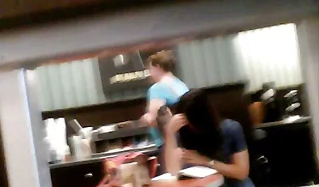 Elle sex maman tube apporte de la beauté au sexe dans la cabine de la voiture