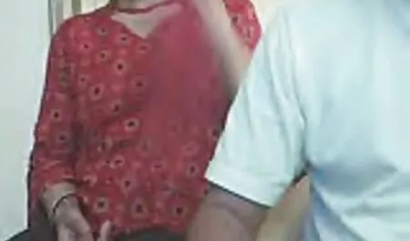 Les hommes adultes ont planté femme avec animaux porno une blonde dans le phallus.