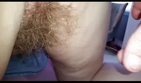 Un famme pourno homme prend des photos en gros plan de la pénétration du pénis dans le cul de la fille.
