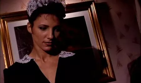 Utilisez ce moment et provoquez l'homme qui homme habillé en femme porno est triste.