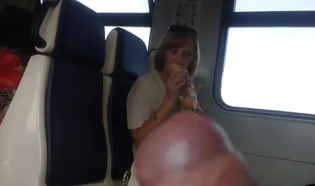 Russe fille blonde tourne les hommes vierge xxx avec son corps flexible.