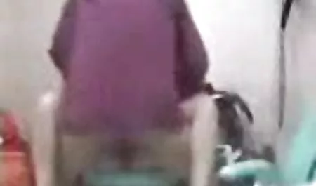 Brunette a donné un porno avec des femmes orgasme à cinq goujons.