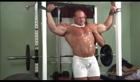 Un homme physiquement fort visite sexuellement femme femme xxx un amant.