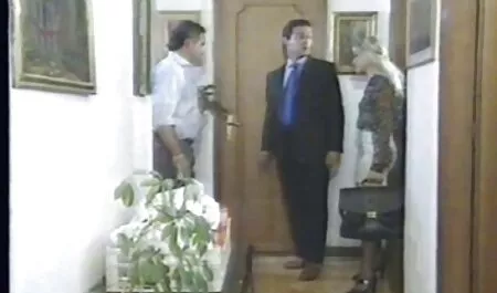 La jolie video xxx femme enceinte fille reçoit son argent dans la collection de voitures.