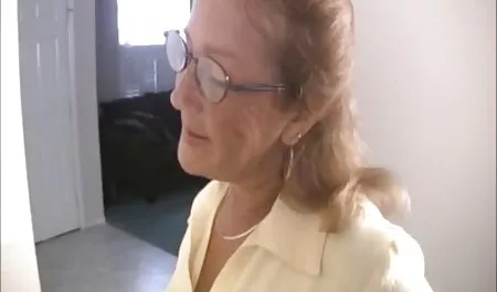 L'homme dans le cercle connaît le visage porno un chien et une femme de la fille avec du sperme.