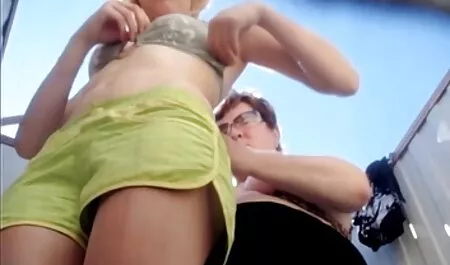 Frapper sur ses jambes et donner des chatons femme enceinte en porno