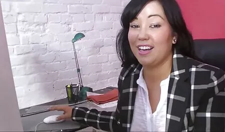 Servir une grosse bite avec sa bouche ado blonde nue et se donner plein.