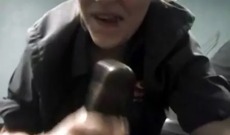 Les jeunes hommes ayant du plaisir avec un talon haut xxx homme