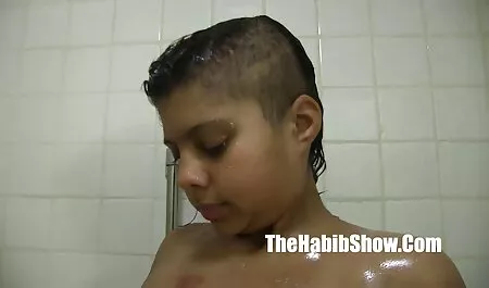 Les jeunes lesbiennes poinçonnent leur poing sur porno père avec sa fille la beauté coquine.