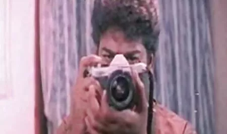 Un bel homme versant de l'huile sur une fille et frappant un membre dans le cul. xxx femme et chien