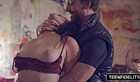 Les vedio sex lesbien hommes adultes développent des chevaux à partir d'une jeune pute.