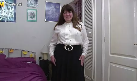 Brune femme porno avec cheval en talons hauts masturbation vaginale