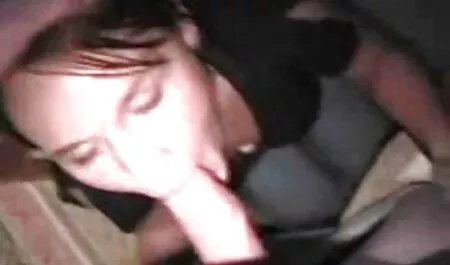 Deux belles femmes qui jolie fesse xxx s'amusent dans le jacuzzi.