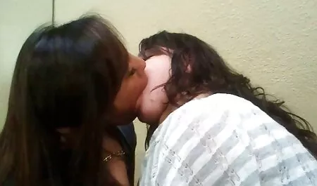 Sale salope grosse blonde porn gémissant sur les filles de fantaisie.