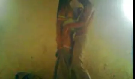 Une pute porno femme animaux de 18 ans montre sa chatte.