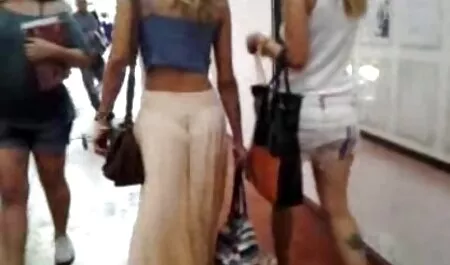 L'homme musclé va dans la pièce pour x porno de chien que les filles dorment et jouent avec des Faveurs.