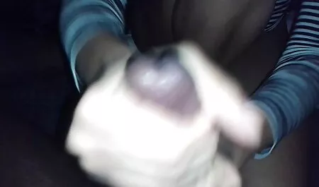 Deux mecs baisent une jolie porno cheval avec femme fille.