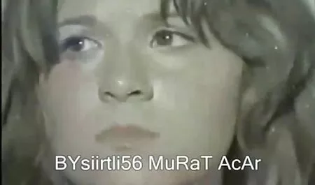 Les filles tombent pour les plaisirs Lesbiennes. porno femme et homme