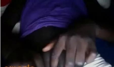 Un homme donne l'éjaculation porno des animaux avec des femmes qu'elle aime