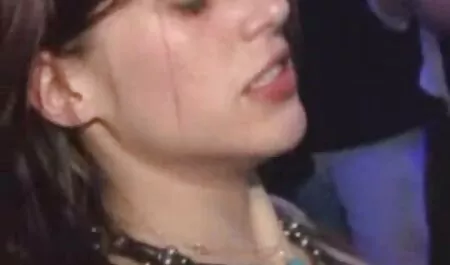 La bête à tête porn lesbien black rouge n'a pas abandonné l'argent facile.