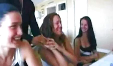 Chauve ami porno entre chien et femme baise rouge beauté