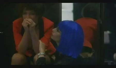 Jolie brune a papa fille porn commencé à mordre la bite à travers ses sous-vêtements.