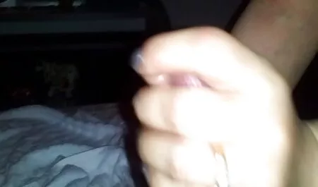 Une blonde sexy avec un famme noir xxx costume d'oreiller pour réveiller l'homme