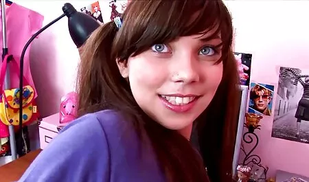 Les couples russes sont mignons avec du sexe rapide femme de ménage xxx dans l'appartement.