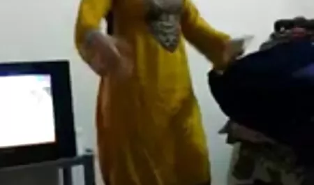 Femme adulte ayant du plaisir dans la femme du patron porno le bureau