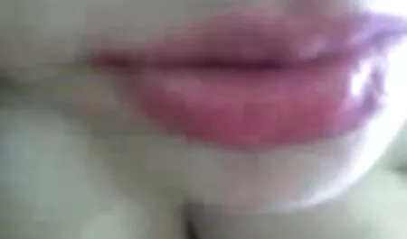 Un homme nourrissant une fille de fruits et femme fontaines x un idiot.