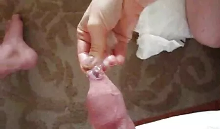 Une femme bien entretenue séduit un jeune homme. xxx avec un chien