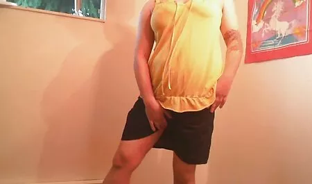 Il prend le poulet dans sa bouche, sans distinction, et femme et chien porno crache sur sa poitrine.