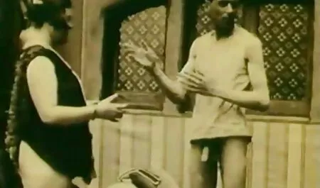 Les porno femme 50 ans filles réveillent le russe avec une pipe doucement