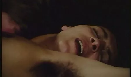 Un étudiant qui achète un jouet sexuel porno cheval et une femme pour rencontrer son ami.